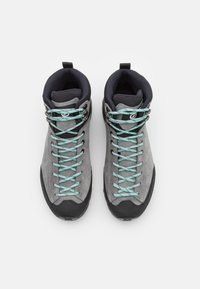 Bottes de randonnée grises avec des lacets bleu clair, dessus en daim et en mesh, embout en caoutchouc noir renforcé, collier rembourré pour le soutien, vue de dessus.