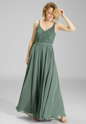 Vestido largo verde con cuerpo de encaje adornado con detalles y falda fluida. Tirantes finos y diseño de escote en V realzan su silueta.