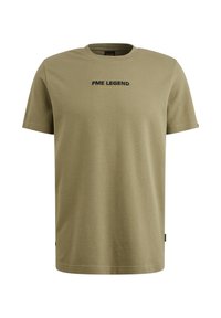 T-shirt en coton vert olive avec une texture côtelée. Présente le texte "PME LEGEND" en noir et jaune sur le devant. Manches courtes, col rond.