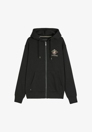 Czarna bluza z kapturem zapinana na zamek, wykonana z miękkiego materiału. Posiada logo z przodu, dwie boczne kieszenie oraz sznurek do regulacji kaptura. Prosty design z ściągaczami na rękawach.