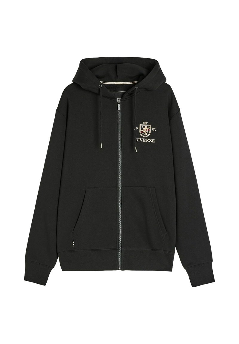 Czarna bluza z kapturem zapinana na zamek, wykonana z miękkiego materiału. Posiada logo z przodu, dwie boczne kieszenie oraz sznurek do regulacji kaptura. Prosty design z ściągaczami na rękawach.