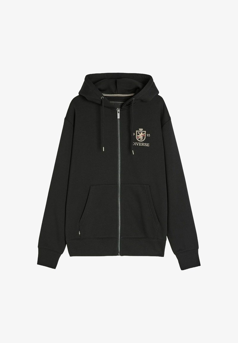 Czarna bluza z kapturem zapinana na zamek, wykonana z miękkiego materiału. Posiada logo z przodu, dwie boczne kieszenie oraz sznurek do regulacji kaptura. Prosty design z ściągaczami na rękawach.