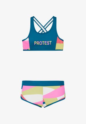 Zweiteiliges Badeanzug-Set in Türkis mit geometrischen Mustern in Pink, Gelb und Weiß. Das Oberteil hat ein gekreuztes Rückendesign; die Shorts verfügen über einen einfarbigen Bund.