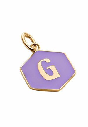 Encanto hexagonal en esmalte morado con un borde dorado, que presenta una prominente letra "G" dorada en el centro. Viene con un lazo de metal.