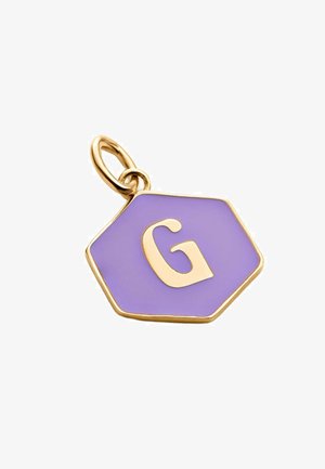Encanto hexagonal en esmalte morado con un borde dorado, que presenta una prominente letra "G" dorada en el centro. Viene con un lazo de metal.