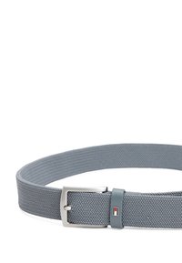 Ceinture tissée élastique en gris clair avec une boucle en métal argenté. Présente un petit accent de marque près de la boucle et une finition texturée.