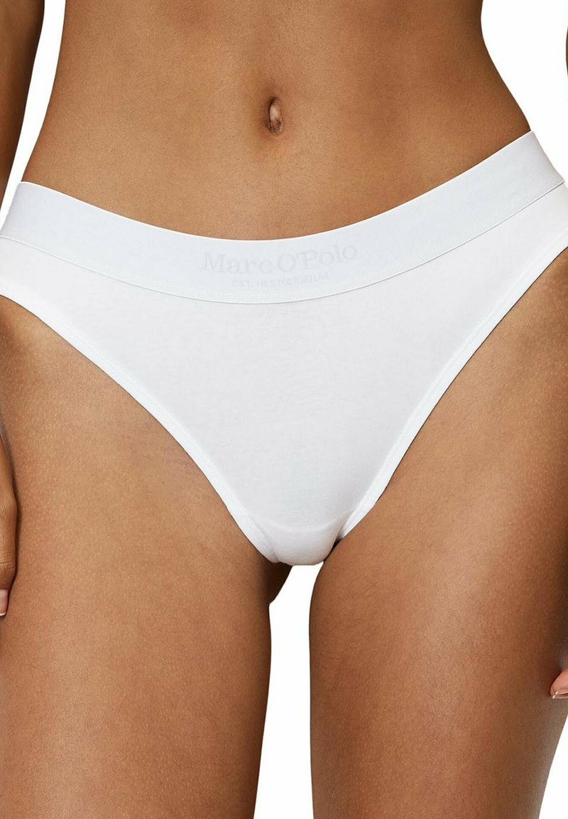 Białe bawełniane majtki bikini z gładką talią i subtelnym wytłaczanym logo, oferujące bezszwowy i minimalistyczny design.