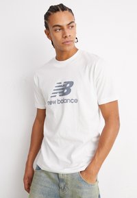 New Balance - ESSENTIALS STACKED LOGO - Apdrukāts T-krekls - white Miniatūras attēls 1