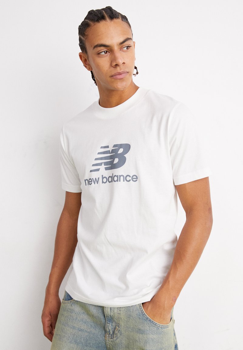 New Balance - ESSENTIALS STACKED LOGO - Apdrukāts T-krekls - white, Palielināt