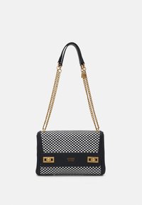 Borsa a tracolla a scacchi bianco e nero con catena dorata, forma rettangolare, texture liscia e dettagli in oro.