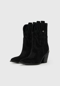 Bottes de cowboy en daim noir avec une couture décorative, des accents surélevés et un talon empilé avec un détail en métal doré.