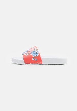Enkelt hvid slidesandal med en koralrem med blå og pink blomsterprint og et lille metalmærke med mærket på siden.