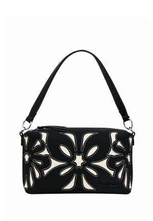 Schwarze Handtasche mit weißen Blumen-Ausschnittmustern, kurzem Schulterriemen, Reißverschluss und "Desigual"-Logo in der unteren rechten Ecke.
