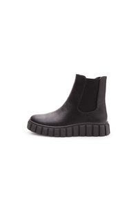Botine negre din piele, cu panouri elastice laterale și tălpi groase din cauciuc texturat pentru un plus de aderență și confort.
