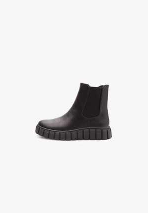 Botas de cuero negro hasta el tobillo con paneles laterales elásticos y suelas de goma gruesa y texturizada para mayor agarre y comodidad.