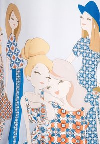 Illustration von fünf stilisierten weiblichen Figuren in gemusterten Outfits, die florale und geometrische Designs in Blau-, Orange- und Weißtönen zeigen.