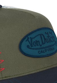 Casquette de baseball verte et marine avec un logo brodé "Von Dutch California" bleu et marine et des accents de couture rouge sur la visière.