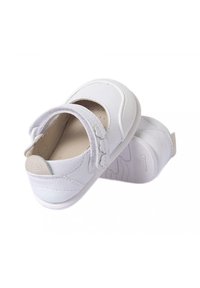 Scarpe in pelle bianca con punta rotonda, chiusura a strappo e suola in gomma testurizzata. Presentano dettagli cuciti e un piccolo logo sul tallone.