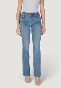 Jeans azzurri chiari a vita alta con taglio dritto. Dettagli strappati sulle tasche e un leggero elastico nel materiale di cotone.