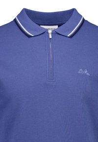 Blaues Poloshirt mit Reißverschluss am Kragen und weißen Streifenakzenten. Aus strukturierter Stoff mit einem kleinen, aufgestickten Logo auf der Brust.
