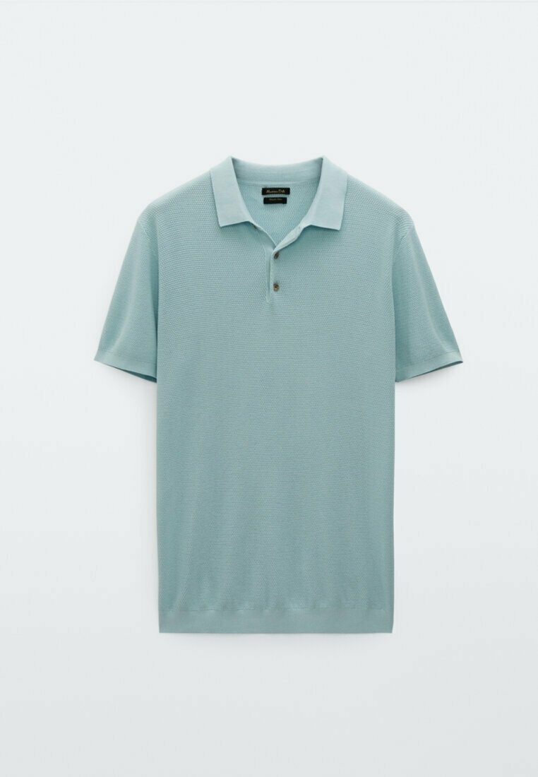 Polo à manches courtes bleu clair en tissu texturé, avec patte à deux boutons et col classique, présenté à plat sur un fond blanc.