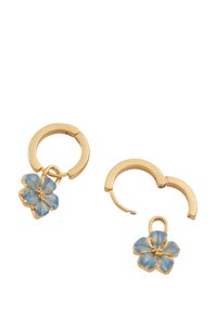Orecchini a cerchio in oro con charm a forma di fiore in smalto blu. Finitura texturizzata sul fiore, con chiusura a cerniera per una vestibilità sicura.