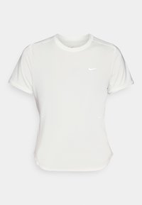 Camiseta deportiva blanca de manga corta con cuello redondo, costuras laterales y un logo reflectante de Nike en el pecho. Textura suave.