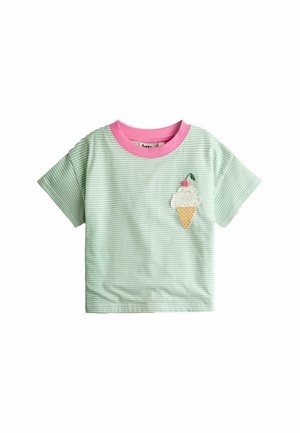 Grün gestreiftes T-Shirt mit kurzen Ärmeln und pinkem Kragen, versehen mit einem aufgestickten Eistüten-Motiv mit Kirschdetail auf der Vorderseite.