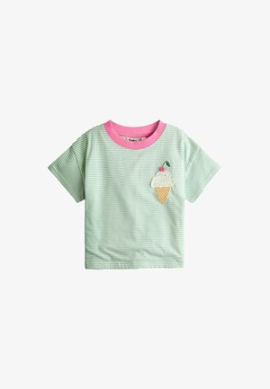 Zöld csíkos rövid ujjú póló rózsaszín gallérral, elöl hímzett fagylalt tölcsér mintával, cseresznye részlettel.
