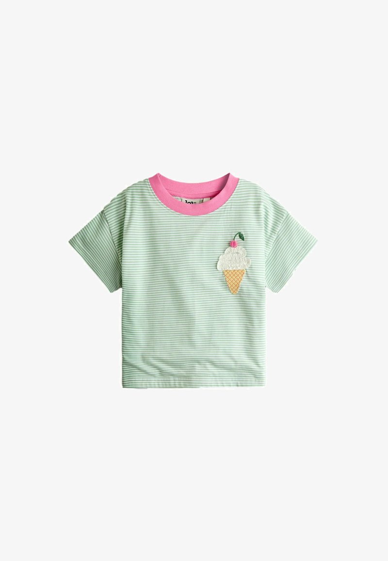 Pruhované zelené tričko s krátkým rukávem a růžovým límečkem, s vyšívaným motivem zmrzlinového kornoutu s třešničkou na přední straně.