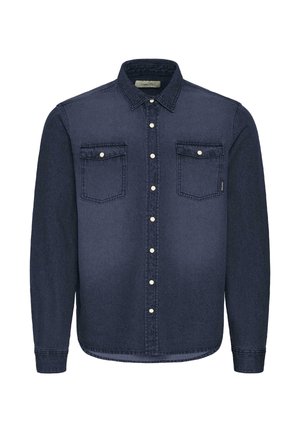 Temno modra denim srajca z gumbi spredaj, dvema žepoma na prsih in dolgimi rokavi. Ima bele gumbe in klasičen ovratnik.