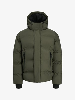 Zelena maslinasta zimska jakna s podstavom, visokim ovratnikom, podesivim kapuljačom, džepovima sa crnim patentnim zatvaračima i crnim rebrastim manžetama.