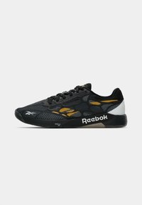 Sapatilha Reebok com parte superior em malha preta com detalhes amarelos, sola preta texturizada e detalhes brancos. Design leve e atlético.