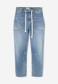 Jean en denim bleu clair avec une coupe décontractée, présentant des poches à patch, une taille avec cordon de serrage et des détails de décoloration subtils.