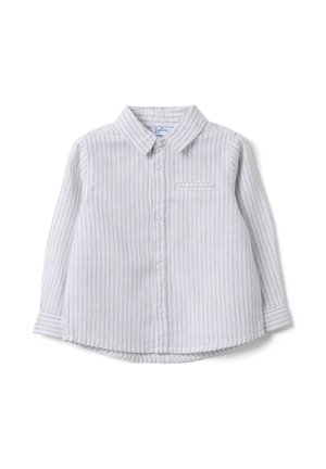 Chemise blanche à manches longues avec boutons, rayures verticales bleues fines et petite poche poitrine sur un fond blanc uni.