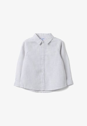 Chemise blanche à manches longues avec boutons, rayures verticales bleues fines et petite poche poitrine sur un fond blanc uni.