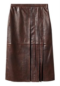 Bruine leren rok met verticale plooien, een gladde textuur, knie-lange snit en een schone tailleband zonder zichtbare sluitingen.