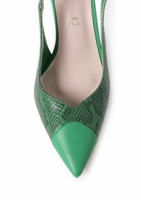 Zapato verde de puntera afilada con parte superior de piel de serpiente texturizada y puntera de cuero liso. Diseño de apertura trasera con una silueta elegante.