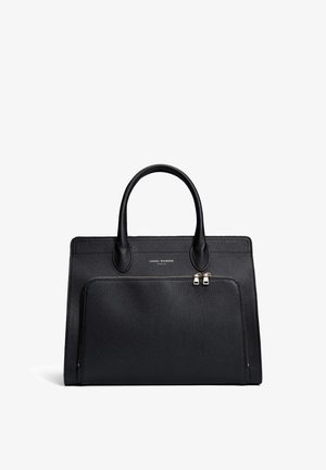 Sac à main en cuir noir avec une surface texturée, deux poignées, une poche zippée à l'avant et des détails en métal aux tonalités dorées. Présente un design et un branding minimalistes.