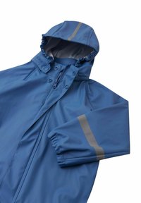 Jachetă de ploaie impermeabilă, de culoare albastră, cu glugă, fermoar frontal cu butoane cu capse, manșete elastice și accente reflectorante gri pe mâneci.