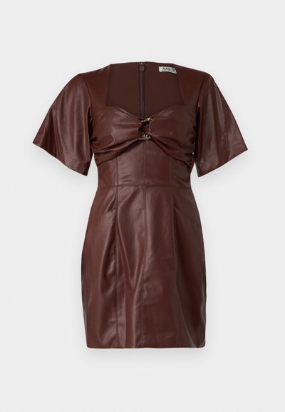 Brūna ādas mini kleita ar kvadrātveida dekoltē, īsām piedurknēm, priekšējo savīto detaļu un rāvējslēdzēja aizdari aizmugurē.