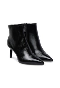 Stivaletti alla caviglia in pelle lucida nera con punta affusolata e tacco sottile e lucido. Dotati di una zip laterale per una facile calzata. Texture liscia.
