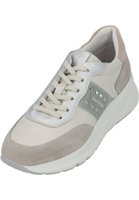 Helle Sneakers aus einer Kombination von Leder und Wildleder. Das Design beinhaltet silberne Akzente, robuste Schnürsenkel und dekorative Nieten.