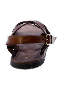 Sandal in pelle marrone con design a fascia incrociata, fibbia regolabile, soletta testurizzata e suola piatta in gomma. La vista posteriore mostra i dettagli di costruzione.