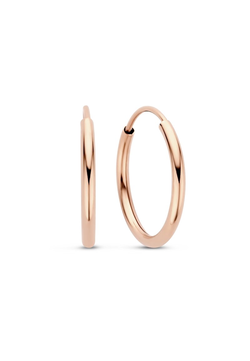 Boucles d'oreilles créoles en or rose avec une finition lisse et polie. Présentent un design circulaire et un fermoir sécurisé pour un port facile.