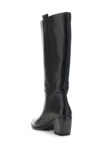 Bota alta de cuero negro con tacón blok y pestaña para tirar, mostrada desde atrás y de lado sobre un fondo blanco.