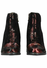 Botines negros con puntera brillante y estampada, detalles metálicos, parte superior suave y cierre de cremallera en la parte trasera. Acabado de ante texturizado.