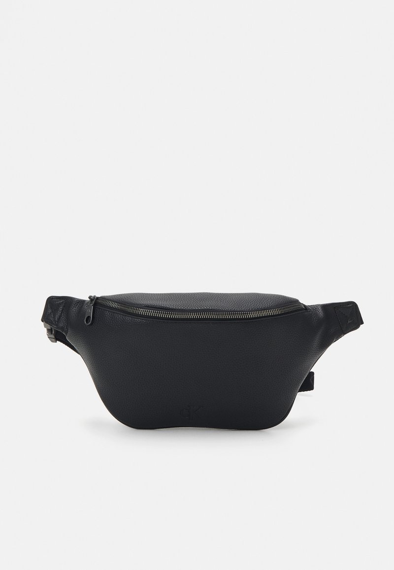 Musta nahkavyö laukku hienolla pinnalla, pyöreällä muotoilulla ja metallivetoketjulla. Edessä on huomaamaton brändin logo.