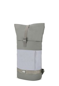 Mochila gris con cierre tipo roll-top, que presenta un material suave y un panel gris más claro en la parte frontal, correa ajustable y detalle del logo.