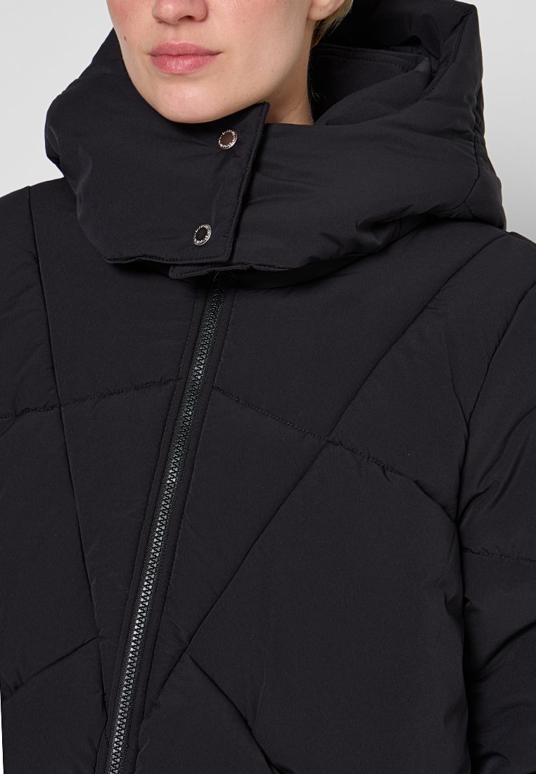 Schwarze Pufferjacke mit hohem Kragen, Reißverschluss und Druckknöpfen. Verfügt über ein gestepptes Design und eine glatte Textur.